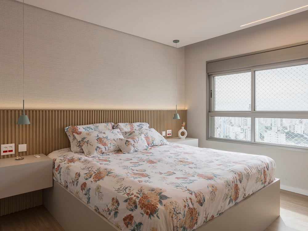 8. Cama box com enxoval floral e painel ripado elegante – Foto: Thiago Travesso | Projeto: Nathalia Marangoni