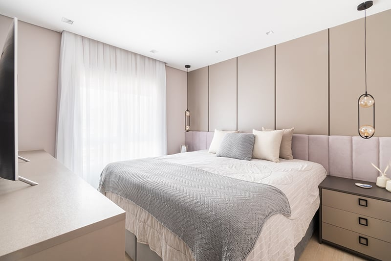 9. Mesas de cabeceira proporcionais mantêm equilíbrio entre cama e espaço – Foto: Julia Novoa | Projeto: Daniela Funari Arquitetura