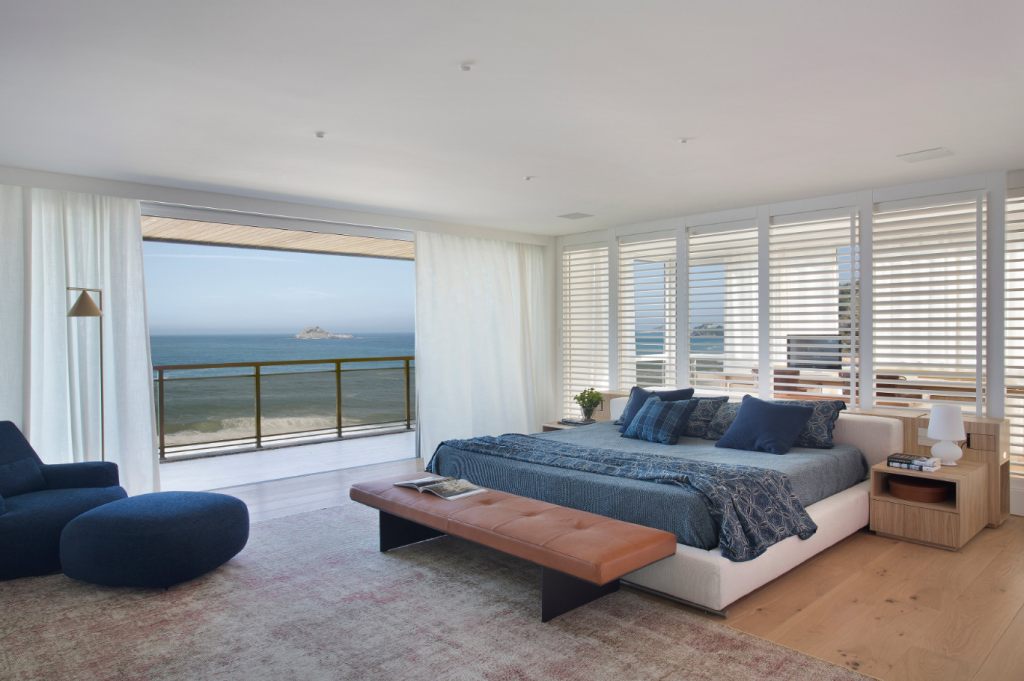 10. Abajures nas laterais trazem luz suave e atmosfera relaxante – Foto: MCA Estúdio | Projeto: Gisele Taranto Arquitetura