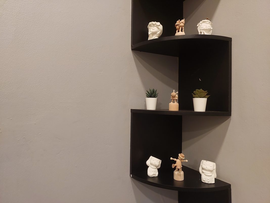 2. Modelo vertical aproveita o canto e mantém a decoração em destaque – Foto: Shutterstock