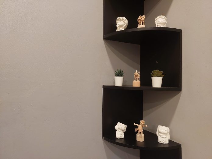 Minimalist,Corner,Wall,Shelf,With,Decorative,Items,And,Small,Plants 2. Modelo vertical aproveita o canto e mantém a decoração em destaque – Foto: Shutterstock