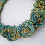 Espírito natalino: peças à mão feitas em cerâmica por Gisela Pedroso renovam a magia da data