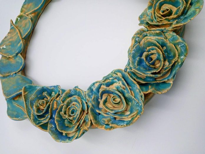 Divulgação Gisela Pedroso Guirlandas de Natal em cerâmica