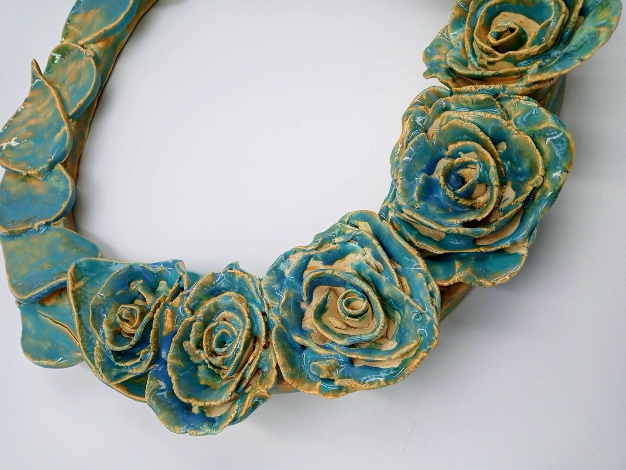 Espírito natalino: peças à mão feitas em cerâmica por Gisela Pedroso renovam a magia da data