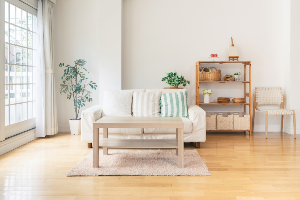 Mini estante na sala cria um ponto de interesse discreto e cheio de personalidade – Foto: Shutterstock