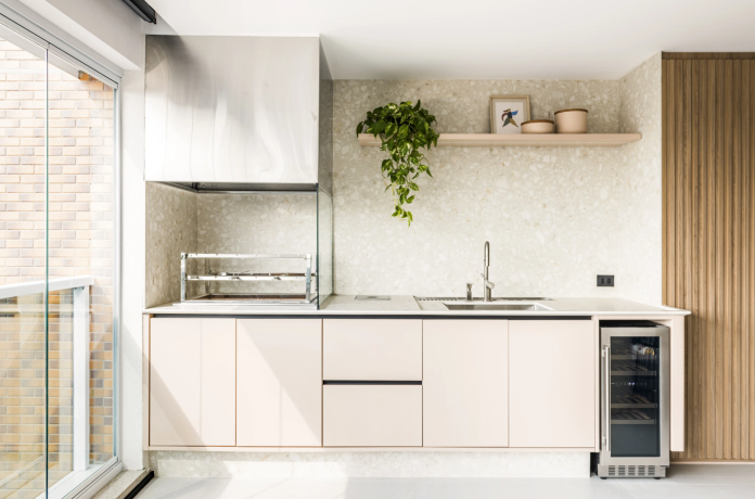 4. Armários planejados mantêm organização e protegem utensílios – Foto: Renato Navarro/Divulgação | Projeto: Tetriz Arquitetura e Interiores