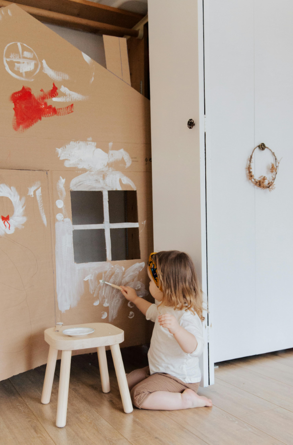Participar da escolha dos desenhos ensina autonomia e orgulho – Foto: Pexels