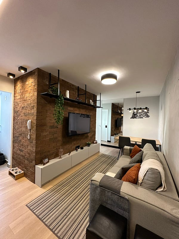 3. Prateleiras suspensas organizam sem ocupar espaço no chão – Foto/Projeto: Jessica Cruzeiro Arquitetura