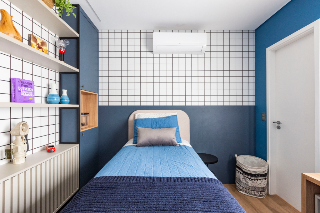 5. A prateleira suspensa renova o visual do espaço sem exigir grandes mudanças – Foto: Mariana Camargo | Projeto: Leticia Garin Arquitetura