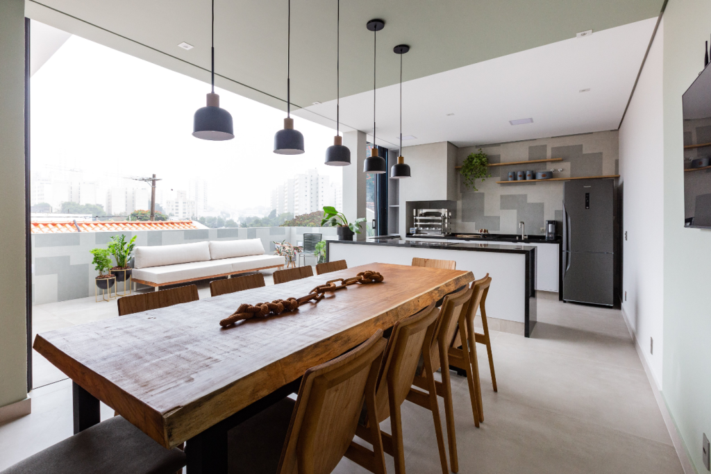 8. Prateleira suspensa oferece organização eficiente que valoriza o ambiente – Foto: Mariana Camargo | Projeto: Leticia Garin Arquitetura