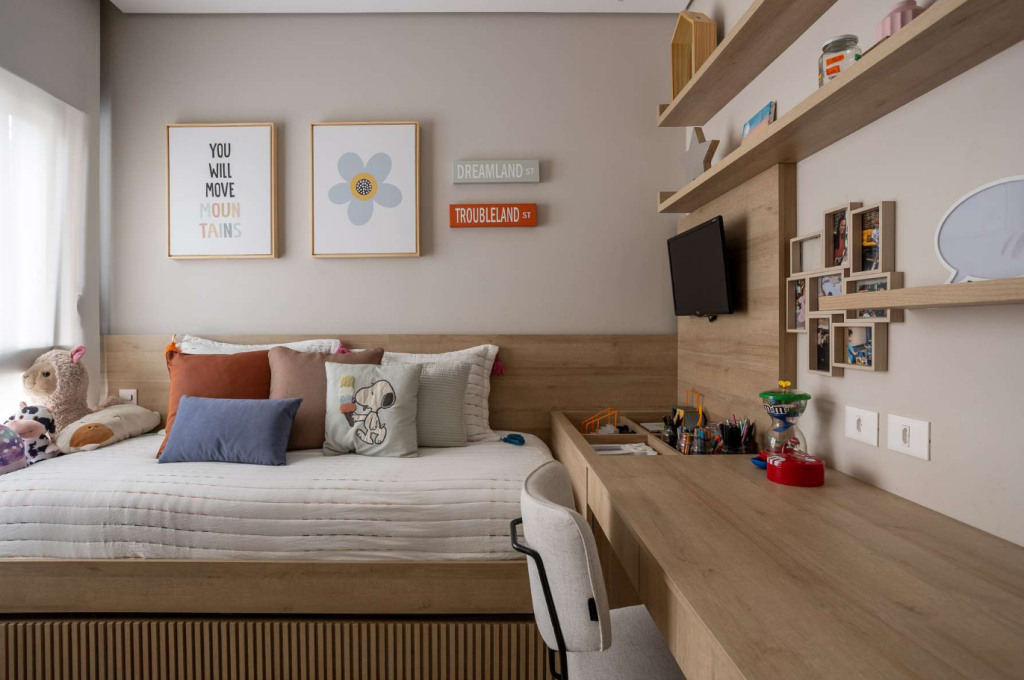 10. Ideais para destacar livros e objetos decorativos de forma simples – Foto: JP Image | Projeto: Carolina Gava