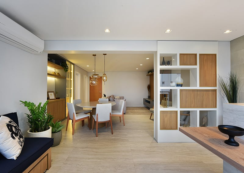 2. Estante divisória com nichos abertos e fechados delimita ambientes sem perder leveza – Foto: Sidney Doll | Projeto: Sabrina Tironi