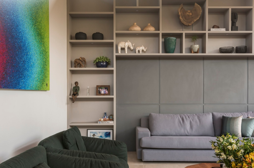 3. Estante planejada com nichos assimétricos funciona como ponto focal e destaca objetos decorativos – Foto/Projeto: Marcella Leite Arquitetura e Interiores