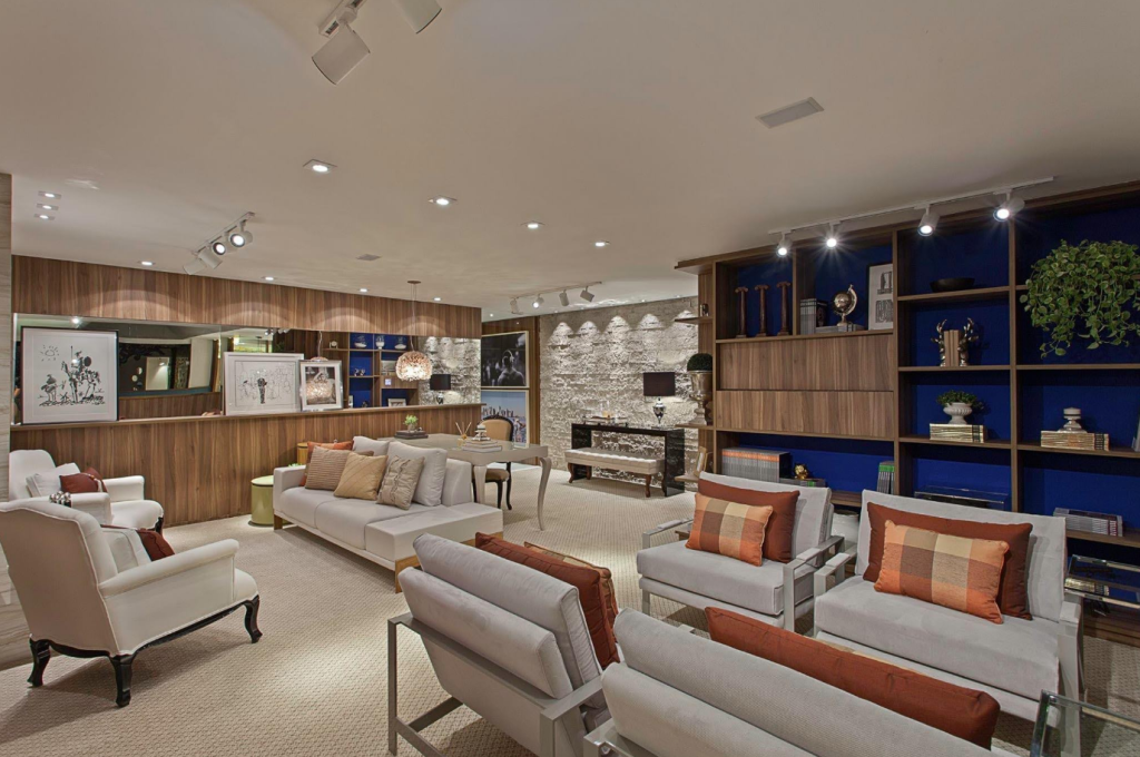 5. Na sala, livros e vasos trazem harmonia visual e aconchego – Foto: Leandro Farchi | Projeto: Mariana Oliveira