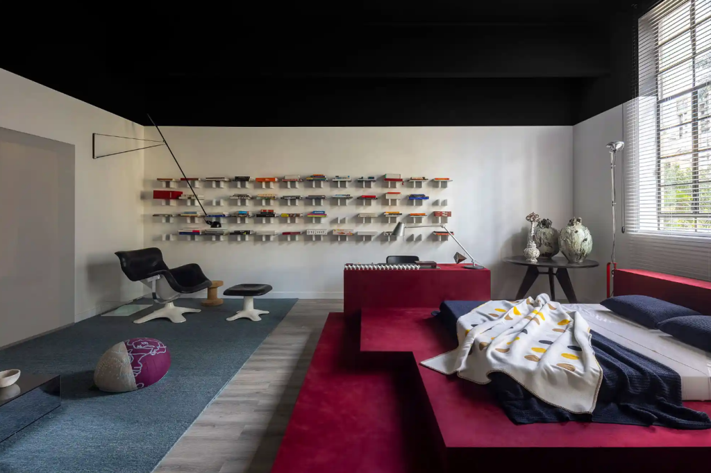 6. Estante de parede formada por prateleiras individuais valoriza a decoração e organiza livros com leveza e estilo – Foto: Jomar Bragança/CASACOR | Projeto: Dunia Zaidan Arquitetura