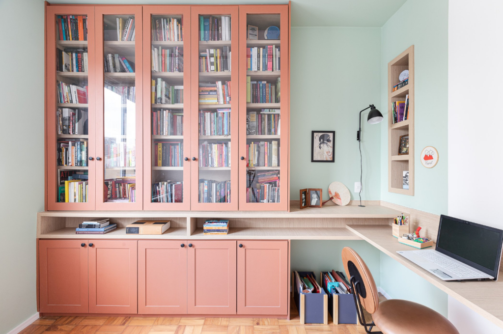 7. Estantes no home office mantêm documentos e materiais sempre por perto – Foto: Gisele Rampazzo | Projeto: Renata Costa | Apto 41