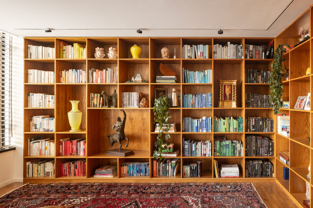 9. É essencial escolher uma estante que combine com o restante do seu décor – Foto: Joana França/CASACOR | Projeto: BLOCO Arquitetos