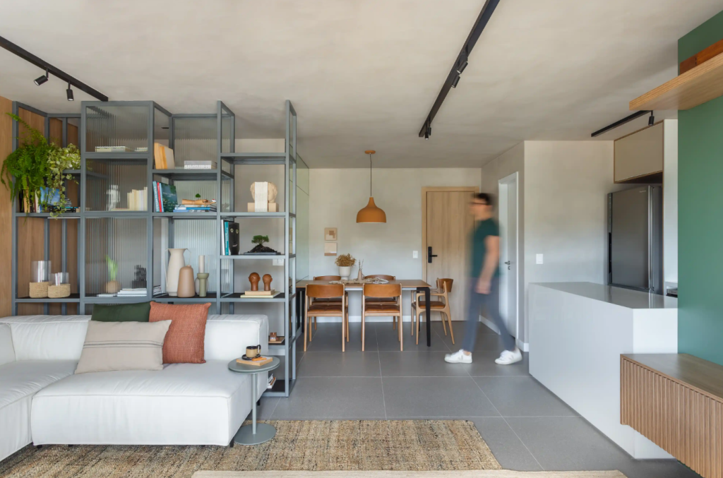 10. Vidro fosco divide o espaço e traz leveza à composição – Foto: Luiza Schreier/Produção visual: Diego Matos/CASACOR | Projeto: Fabiano Ravaglia