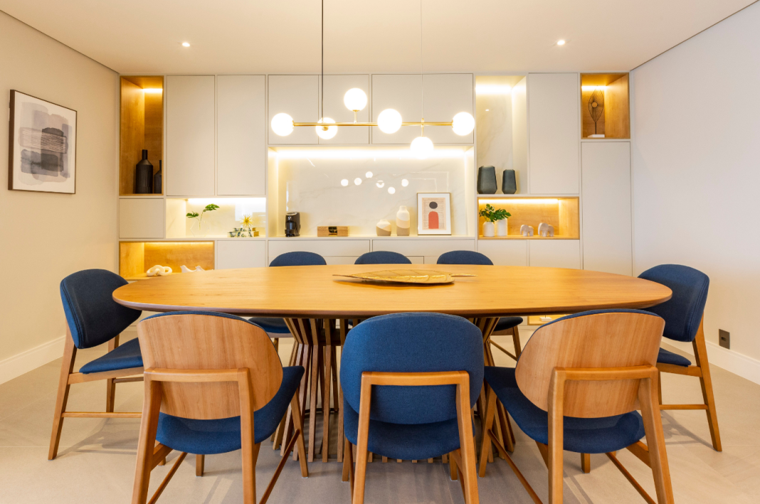 Meça o assento e corte o tecido com sobra para garantir firmeza no grampeamento durante a reforma de cadeira com estofado – Foto: Mariana Camargo | Projeto: Leticia Garin Arquitetura
