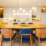 Reforma de cadeira: como renovar em casa e economizar na decoração