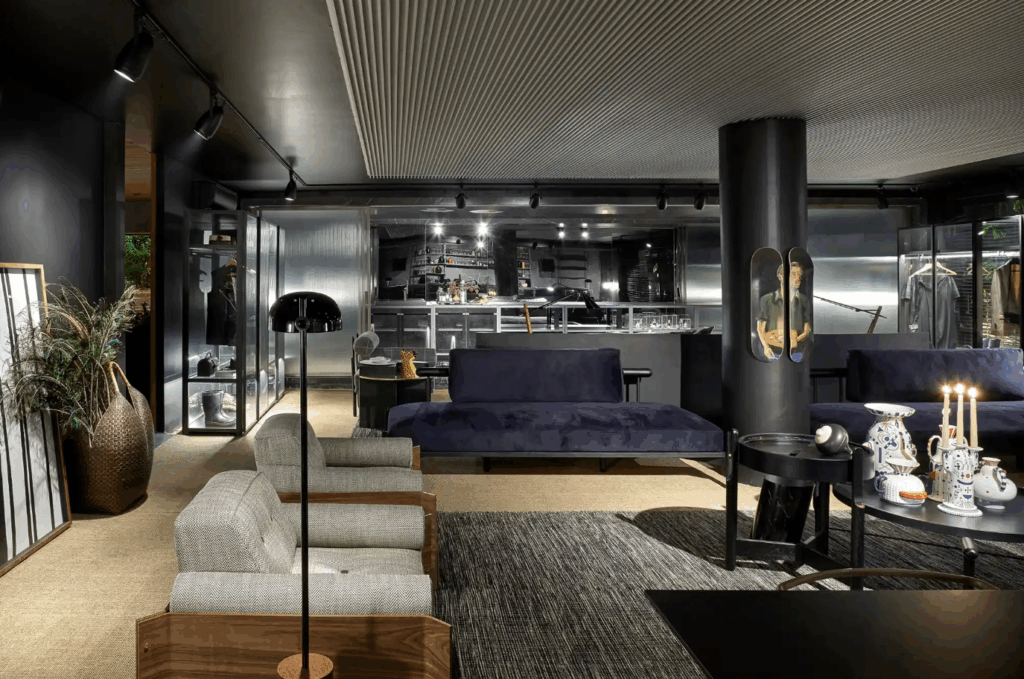 Aspirar sofá azul marinho semanalmente mantém tecido bonito e sem poeira – Foto: Jomar Bragança/CASACOR | Projeto: Leo Romano