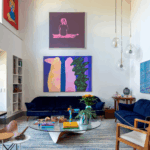 Confira 6 maneiras criativas de usar sofá azul marinho na sala