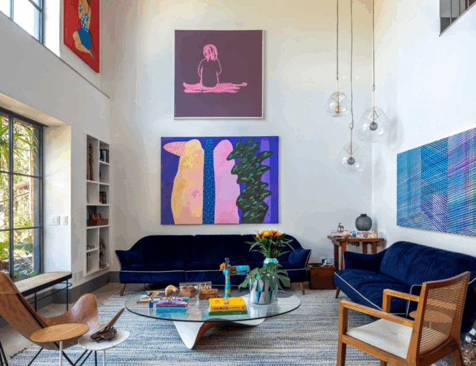 Cores contrastantes valorizam sofá azul marinho – Foto: André Nazareth/CASACOR | Projeto: Maurício Nóbrega