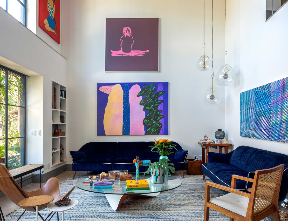 Confira 6 maneiras criativas de usar sofá azul marinho na sala