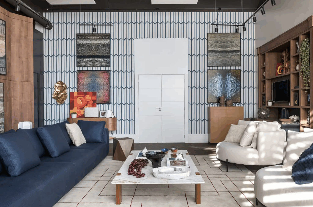 Tons claros equilibram o sofá azul marinho e iluminam o ambiente – Foto: Eduardo Macarios/CASACOR | Projeto: Christian Schonhofen e Richard Schonhofen