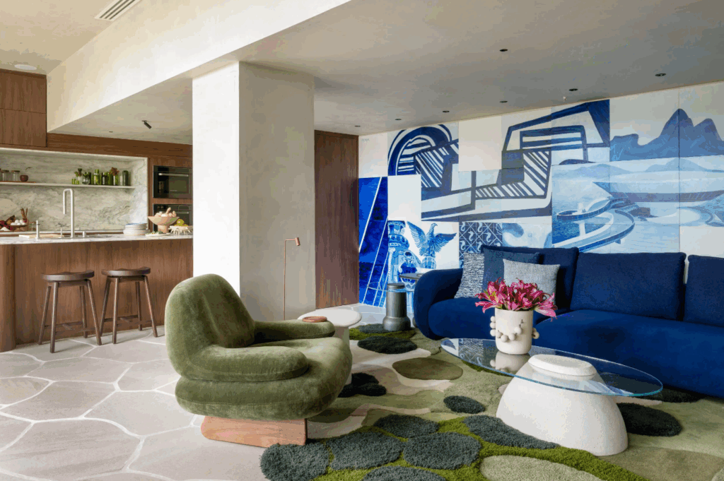 Medir espaço antes de comprar sofá azul marinho evita arrependimentos futuros – Foto: André Nazareth/CASACOR | Projeto: Fabiano Prates Ravaglia