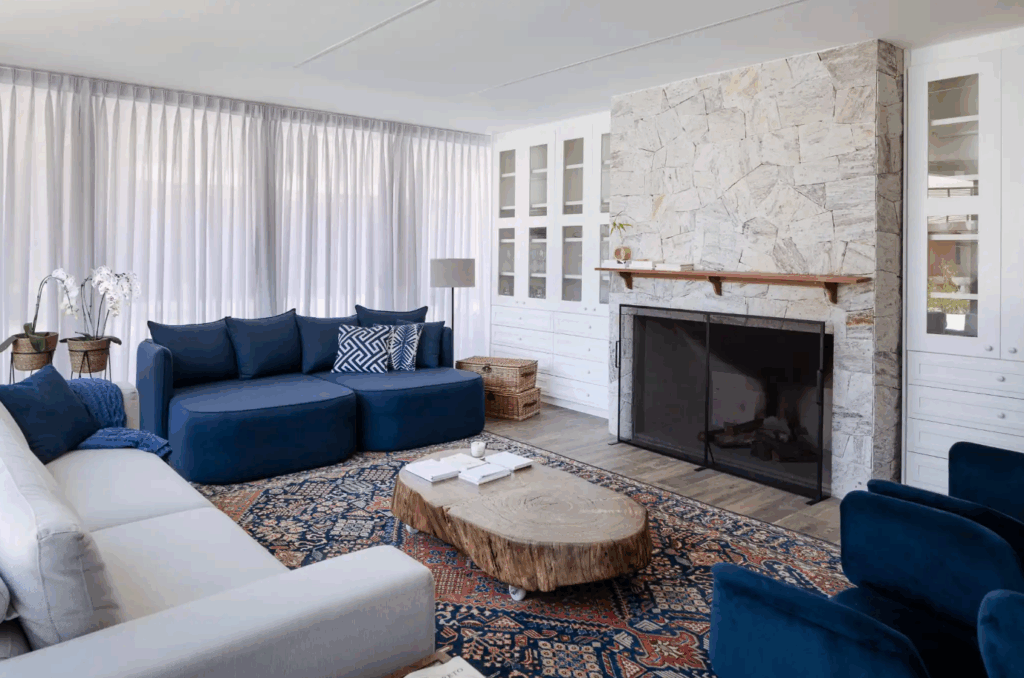 Mantas de tricô criam sensação confortável no sofá azul nos dias frios – Foto: Dhani Borges/CASACOR | Projeto: Rafael Mirza