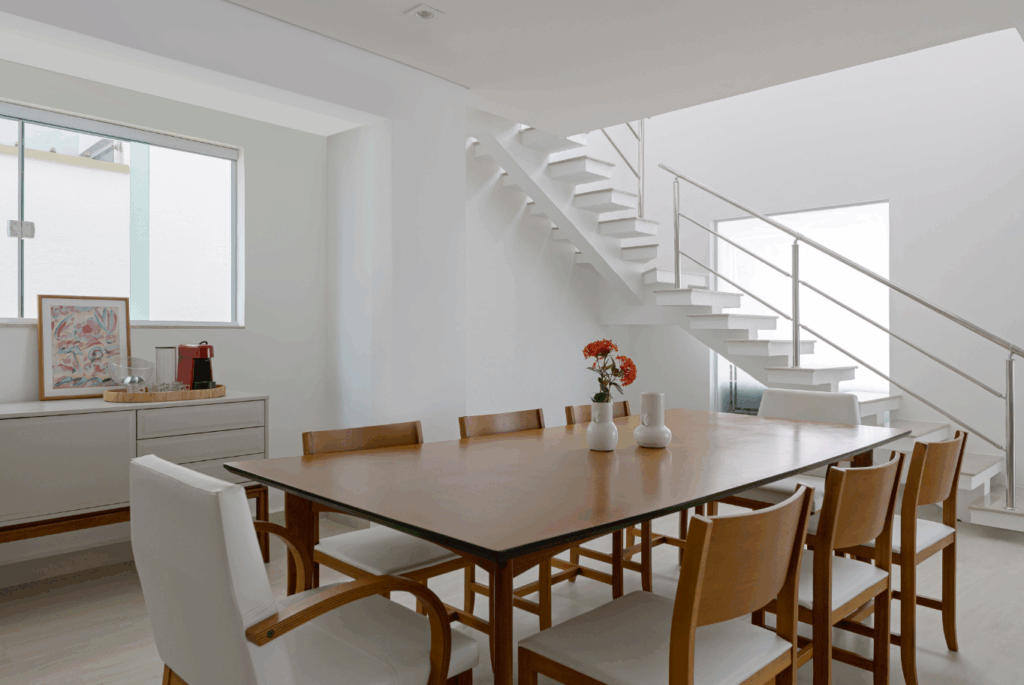 3. Casas com crianças, idosos ou com pessoas com mobilidade reduzida precisam de corrimão – Foto: Samantha Martins / MM Foto e Filmagem | Projeto: Camila Palladino Arquitetura