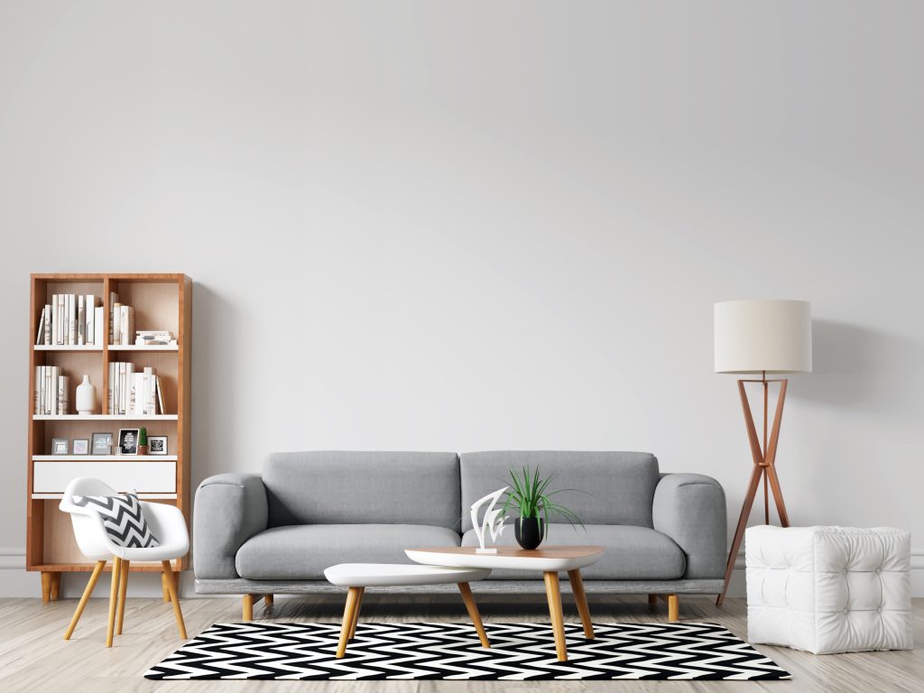 Mini estante de madeira organiza livros e objetos decorativos na sala de estar – Foto: Shutterstock