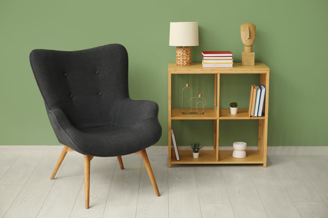 Mini estante transforma o cantinho da leitura em espaço acolhedor e cheio de charme – Foto: Shutterstock