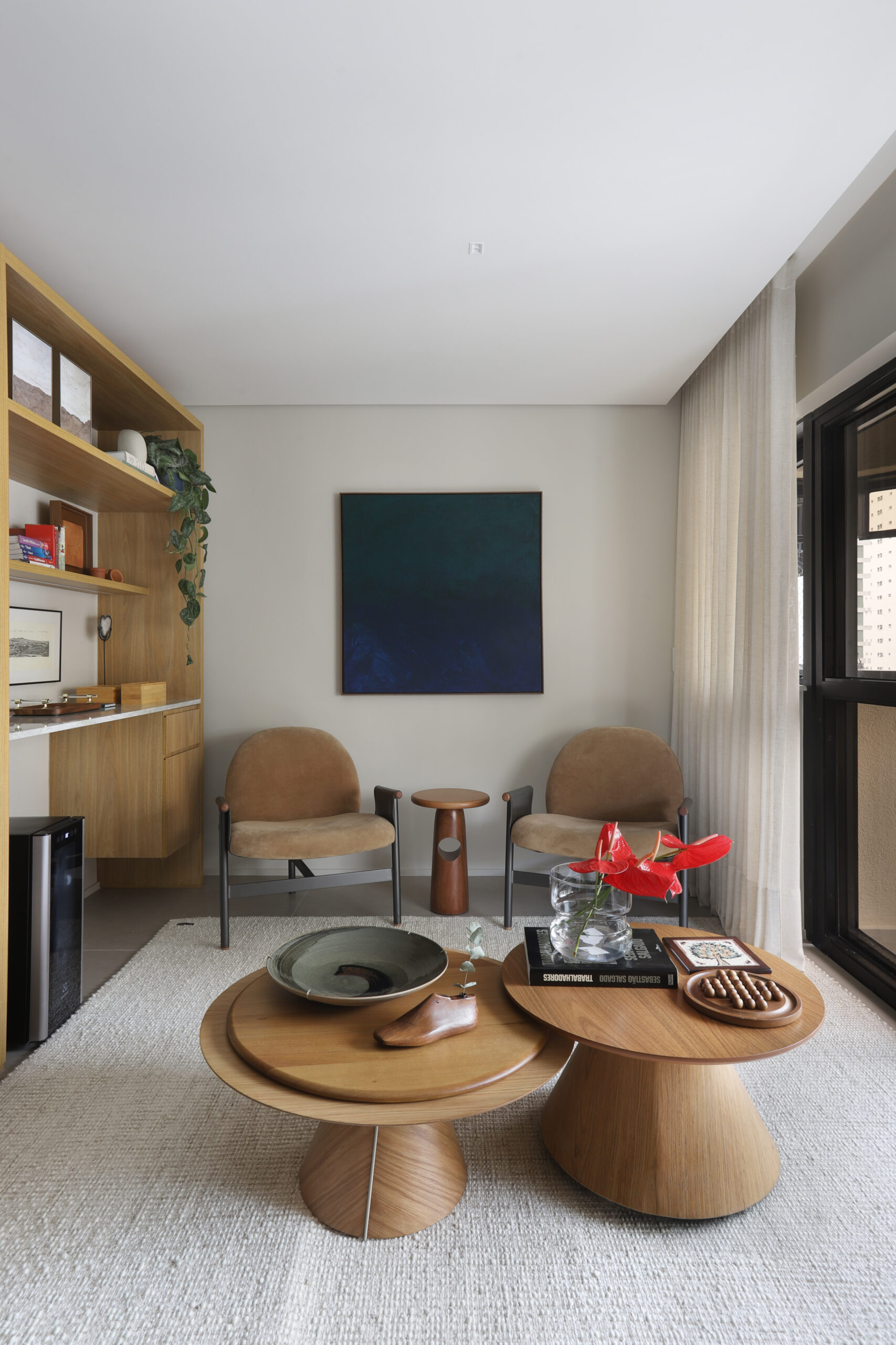 Mariana OrsiAmbientes ganham sinergia estética na escolha de tons e mobiliário