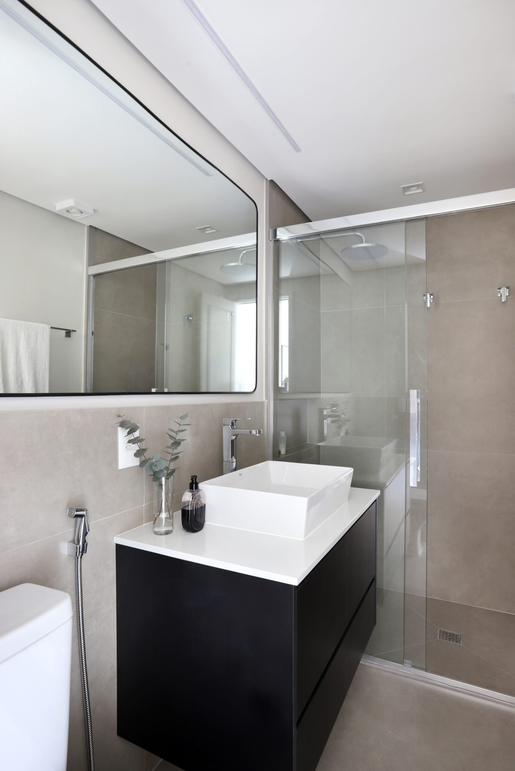 Mariana OrsiAmbiente funcional e elegante com cuba de apoio Platinum, metais cromados e visual clean que valoriza o uso diário