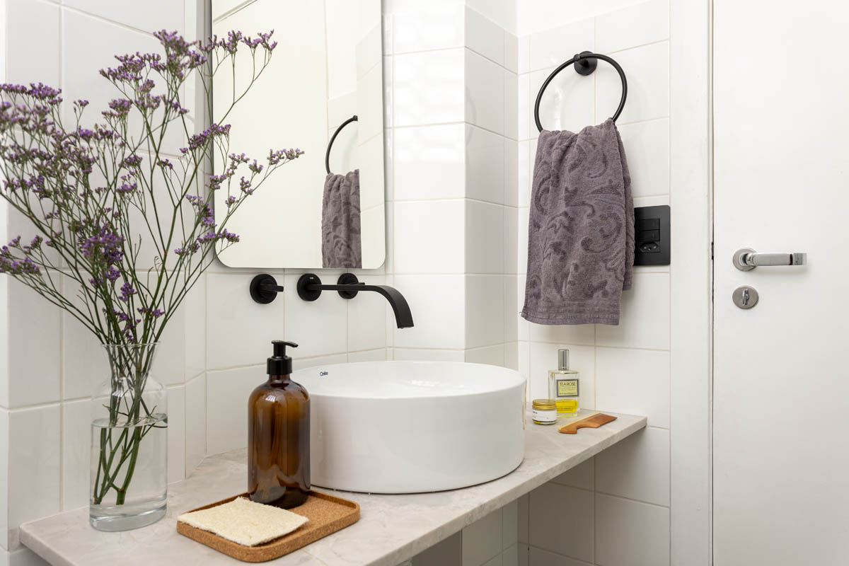 Leila Viegas Cuba de apoio redonda Celite Slim na cor branca e acabamento brilho – Projeto da arquiteta Mariana Wilderon