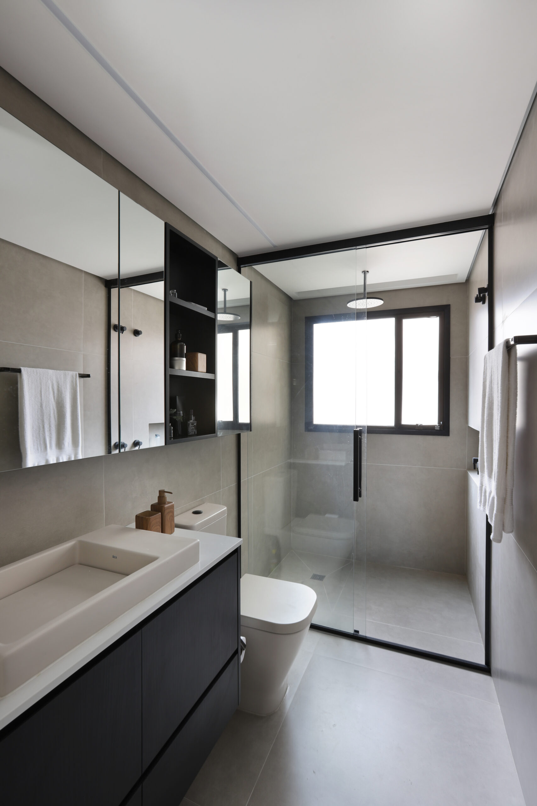 Mariana OrsiEstética sofisticada com cuba de sobrepor Skyline Horizon bege matte e metais em matte black trazem contraste ideal ao banho