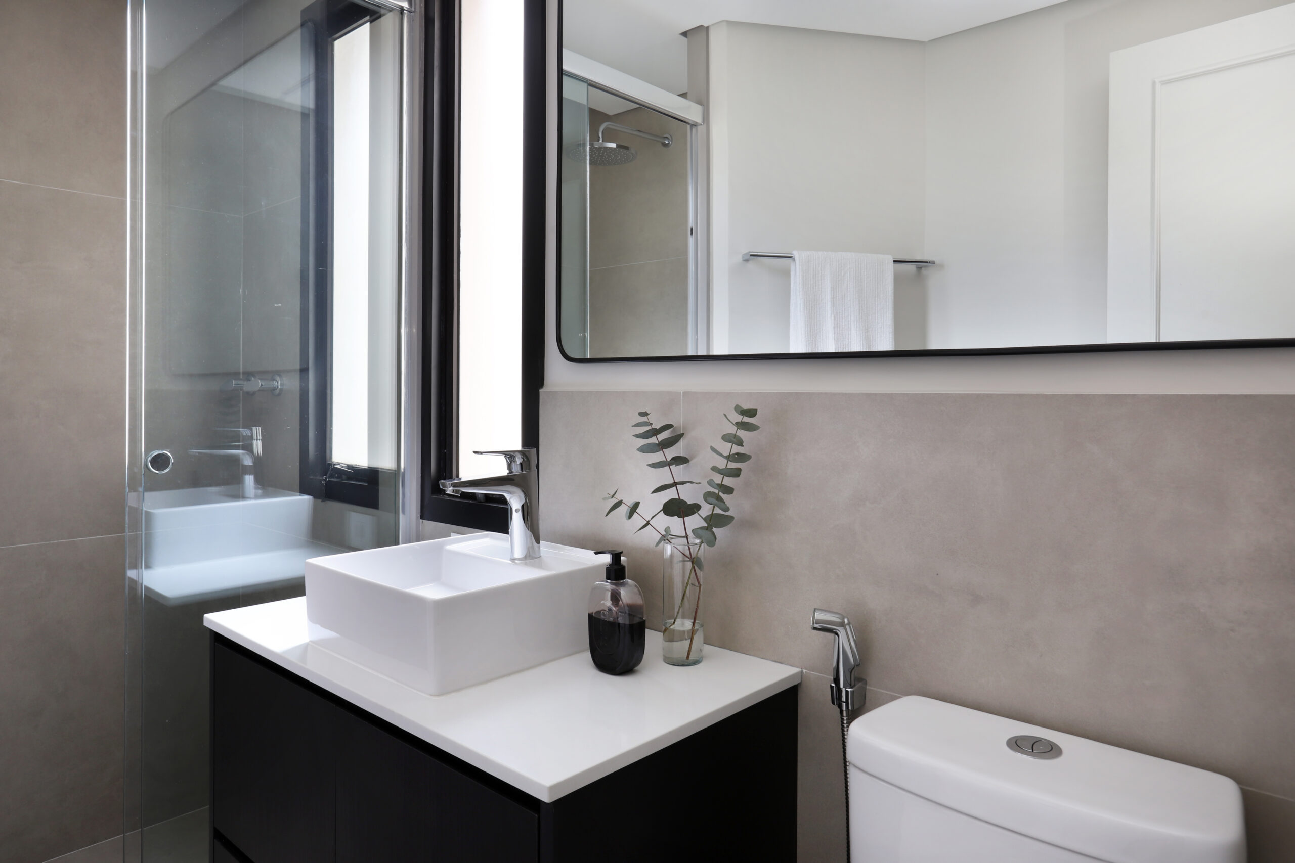 Mariana OrsiLouças brancas e metais cromados garantem equilíbrio estético e conforto