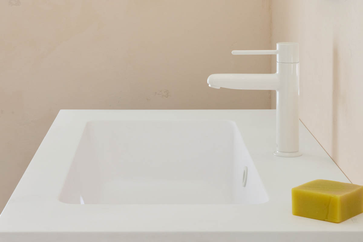 Divulgação RocaMonocomando para lavatório Nu com acionamento na versão Pin e cor Glossy White