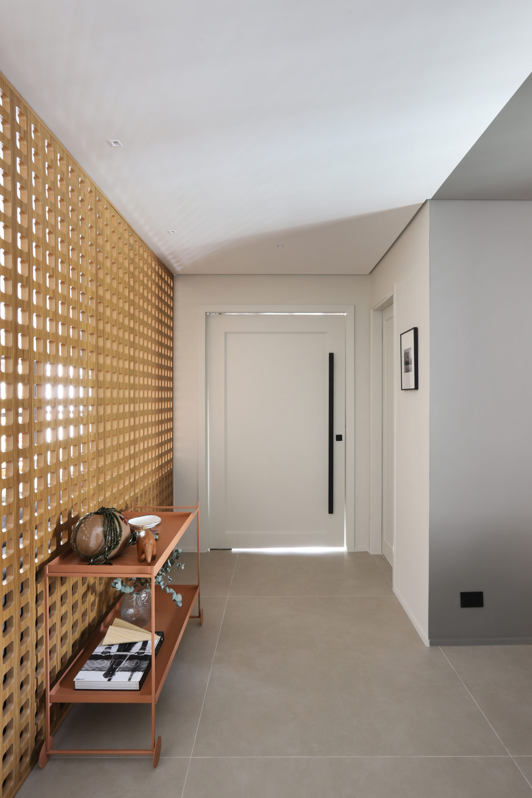 Mariana OrsiPainel de madeira setoriza espaços sem comprometer a iluminação