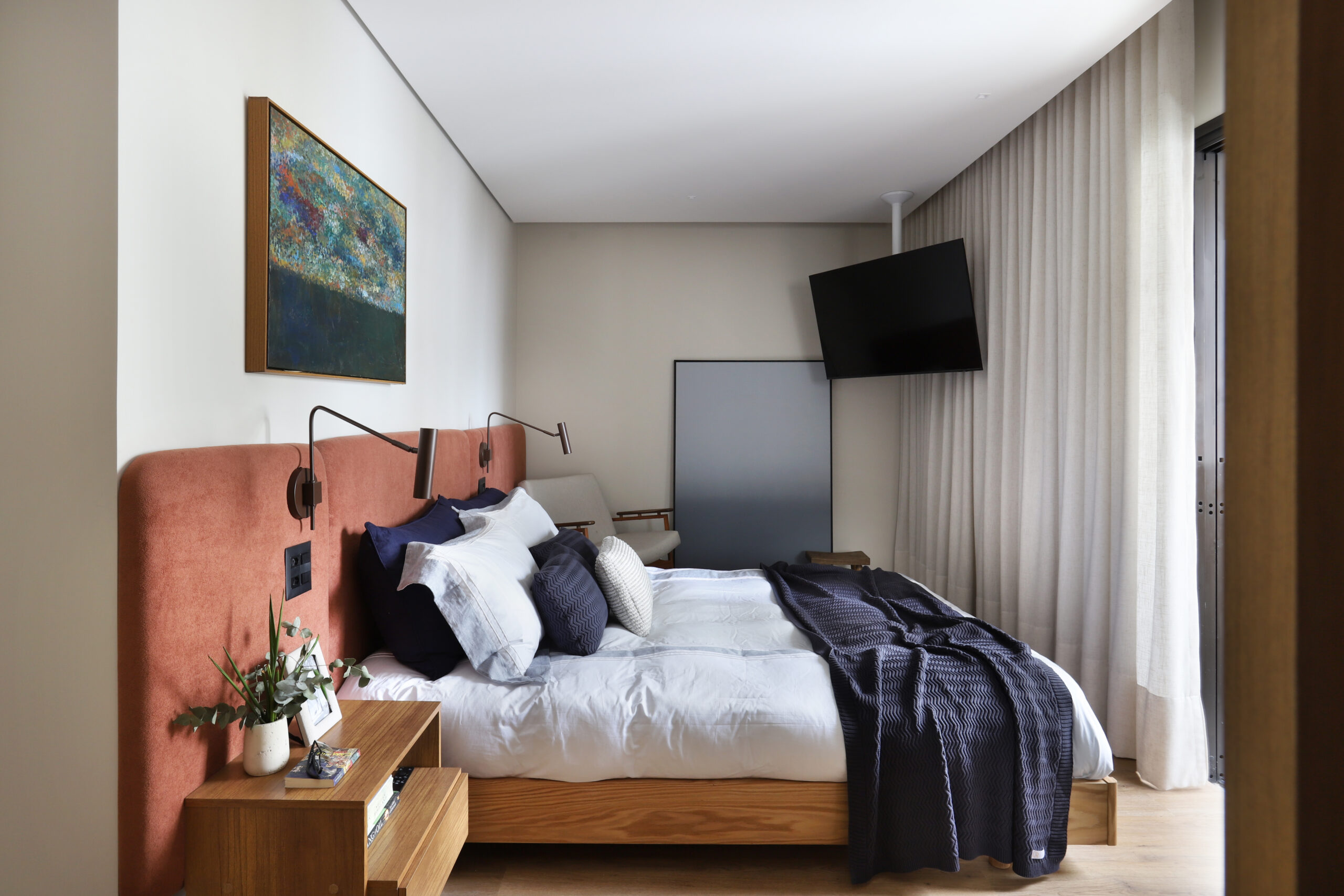 Mariana OrsiSuíte master prioriza elementos e texturas suaves