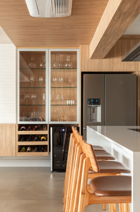 4. Medir o espaço evita erros na hora de escolher a cristaleira certa para o seu espaço – Foto: Julia Nuova | Projeto: Vinicius Milanezzi Turchiai