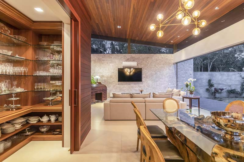 5. A cristaleira se adapta a salas, cozinhas, corredores e até closets – Foto: R.R.Rufino | Projeto: Studio Marlene Ricci