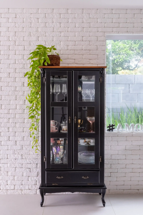 6. Cristaleira preta + parede de tijolinhos – Foto: Gustavo Bresciani/CASACOR | Projeto: Lívia Quintella