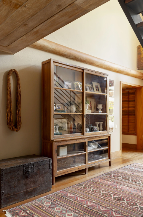 7. Madeiras naturais reforçam calor e trazem equilíbrio ao conjunto decorativo – Foto: Denilson Machado e Lilia Mendel/Produção: Andrea Falchi e Rennan Scalabrin/CASACOR | Projeto: Marcela Martins