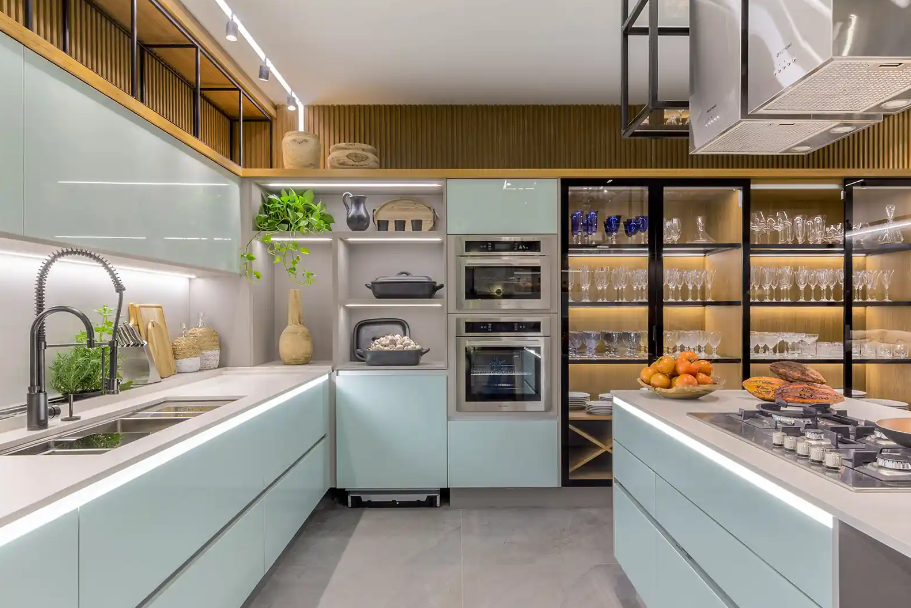 9. A cristaleira também pode ser usada na cozinha – Foto: Edgard César/CASACOR | Projeto: Rubiana Teixeira