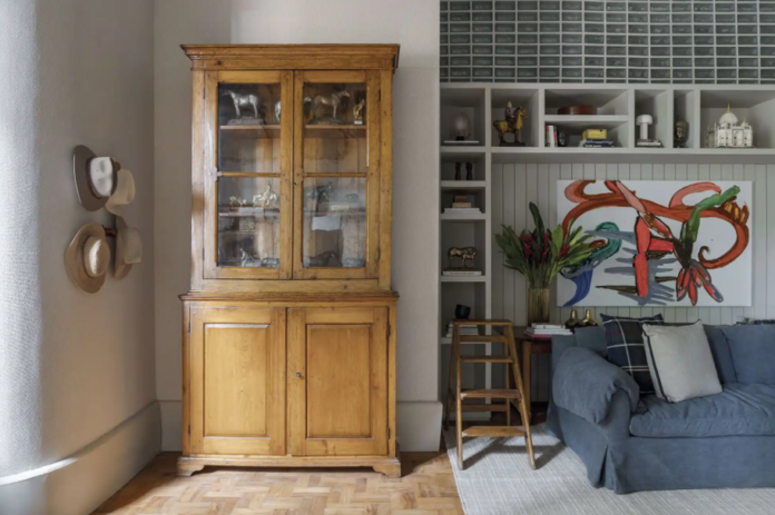 10. A peça antiga contrasta com móveis modernos e cria equilíbrio visual – Foto: Carolina Mossin/CASACOR | Projeto: Daniel de Castro Cunha Arquitetura e Interiores