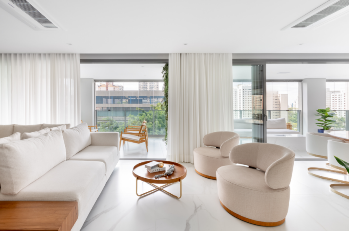 3. Varão destaca a cortina na decoração, já o trilho cria um visual limpo – Foto: @vitorguilherme.interiores | Projeto: Natália Barsô Arquitetura e Interiores