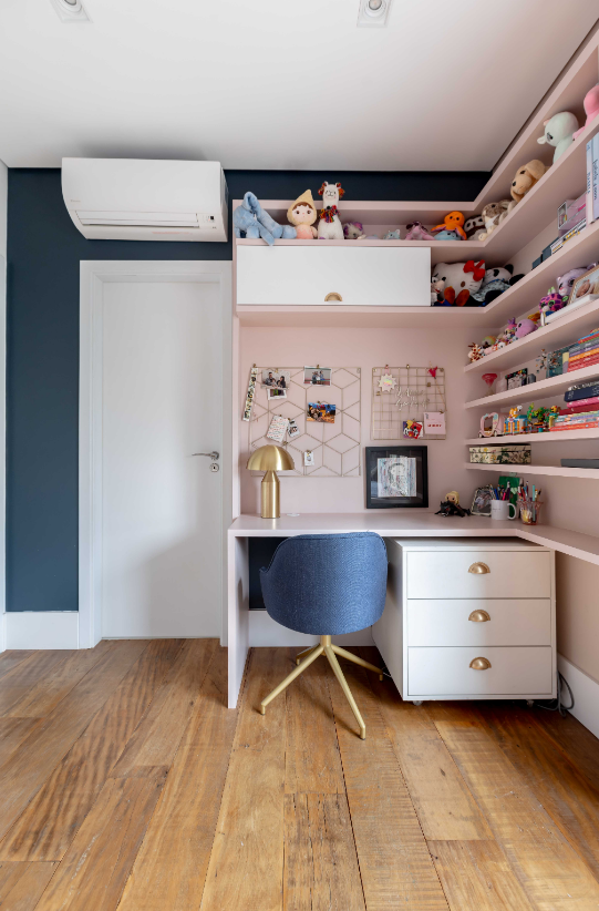 Feng shui sugere usar as paredes laterais para prateleiras – Foto: @pamelawillefotografia | Projeto: Raquel Neves Arquitetura e Interiores